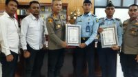 Kapolres Solok Kota menyerahkan penghargaan kepada pegawai Lapas Kelas IIB Solok