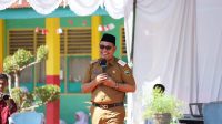 Bupati Solok Epyardi Asda dalam kegiatan perpisahan siswa dan guru purna tugas SMPN 3 X Koto Singkarak,