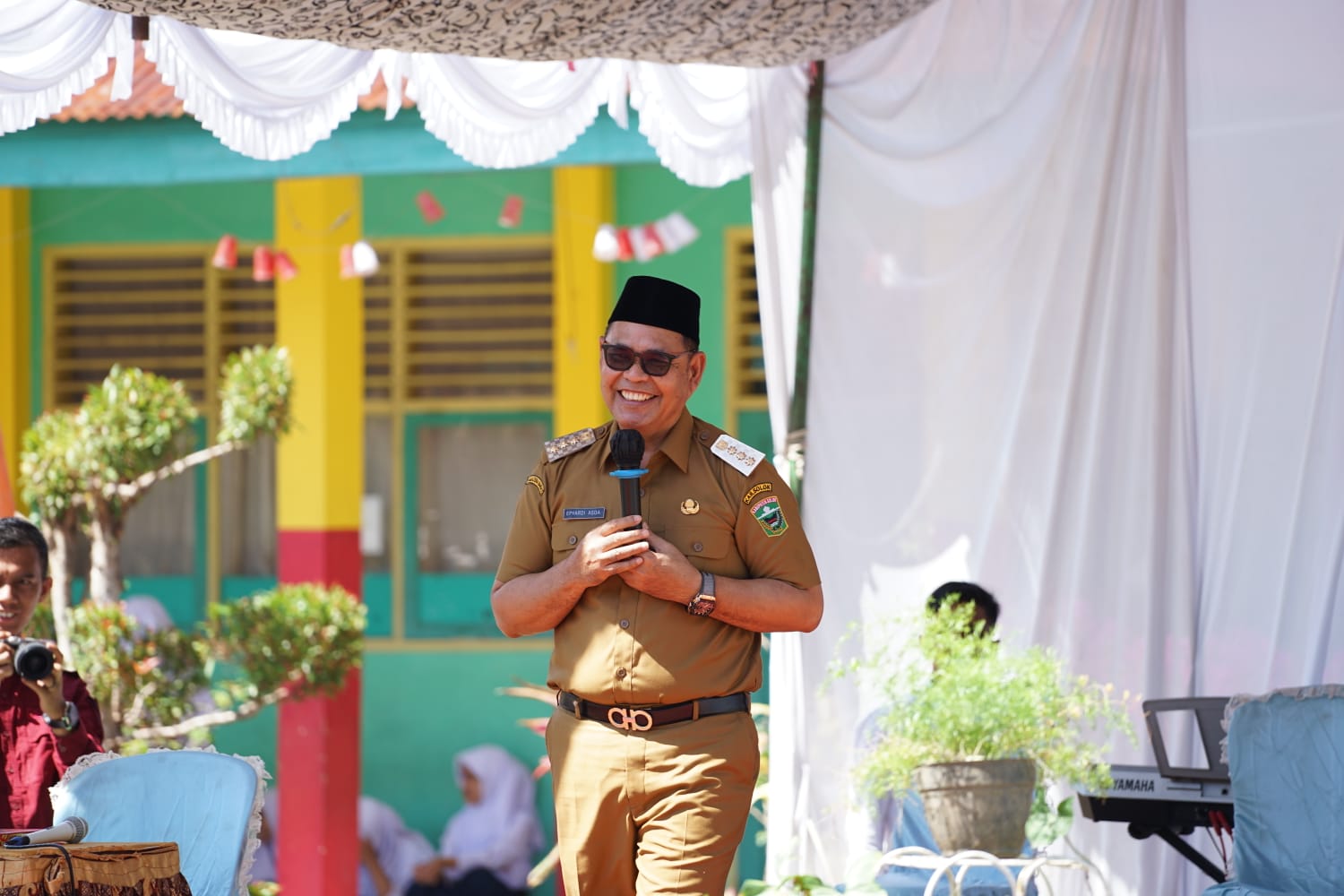 Bupati Solok Epyardi Asda dalam kegiatan perpisahan siswa dan guru purna tugas SMPN 3 X Koto Singkarak,