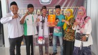 Ketua DPC PKB Kabupaten Solok, Zulhatrijon bersama jajaran pengurus saat memberikan keterangan usai mendaftar ke KPU.