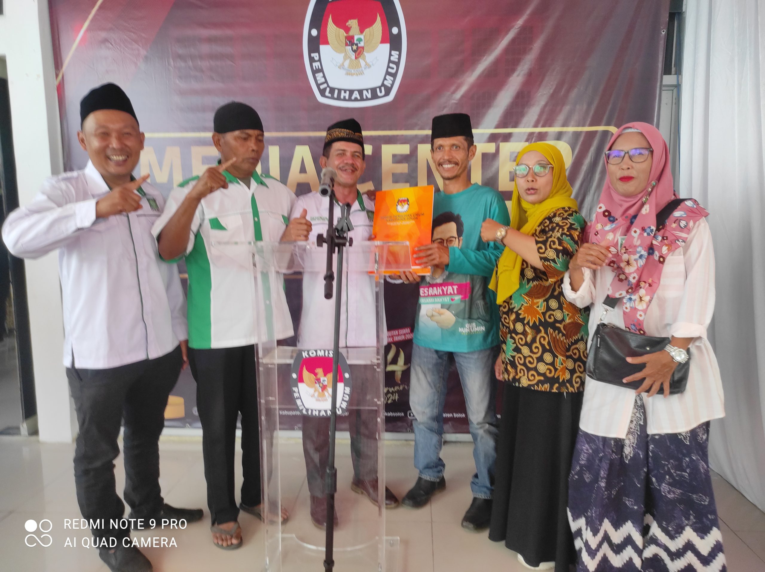 Ketua DPC PKB Kabupaten Solok, Zulhatrijon bersama jajaran pengurus saat memberikan keterangan usai mendaftar ke KPU.