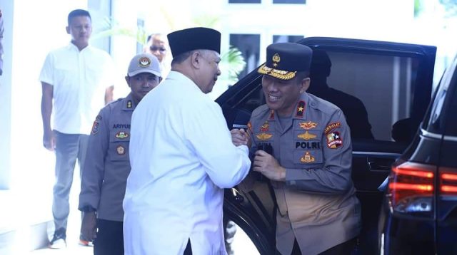 Kehadiran Wagub Akpol di Kota Solok disambut langsung oleh Walikota Solok Zul Elfian Umar dan Kapolres Solok Kota AKBP Ahmad Fadilan diwakili Wakapolres Solok Kota, Kompol Joni Darmawan, serta Komandan Yontarlat Kijang, AKBP Supriyanto