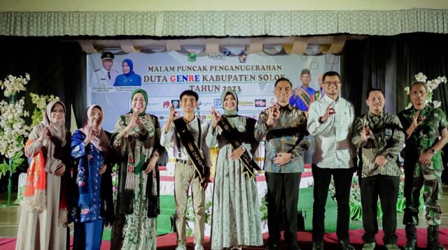 Medison dan Ketua Dekranasda Kabupaten Solok Emiko Epyardi Asda saat menghadiri acara Grand Final Pemilihan Duta Genre Kabupaten Solok Tahun 2023 di Sport Hall GOR Batu Batupang, Koto Baru, Kecamatan Kubung, Selasa malam.