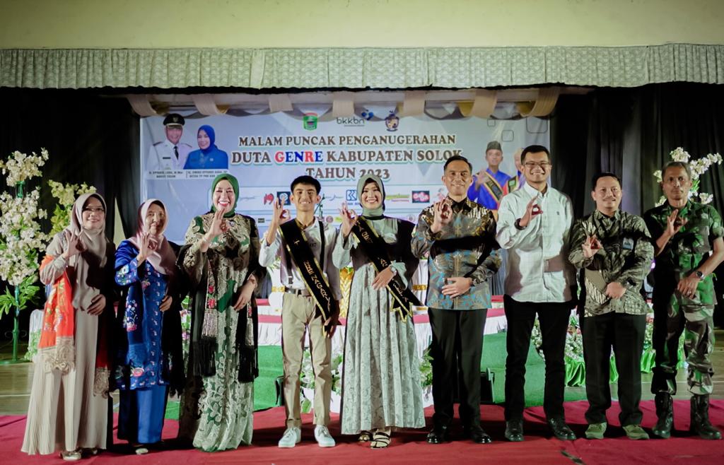 Medison dan Ketua Dekranasda Kabupaten Solok Emiko Epyardi Asda saat menghadiri acara Grand Final Pemilihan Duta Genre Kabupaten Solok Tahun 2023 di Sport Hall GOR Batu Batupang, Koto Baru, Kecamatan Kubung, Selasa malam.