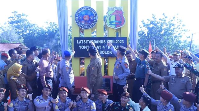 Wako bersama Komandan Yontarlat Kijang, dan Kapolres Solok Kota Meresmikan Tugu Latsitardanus.