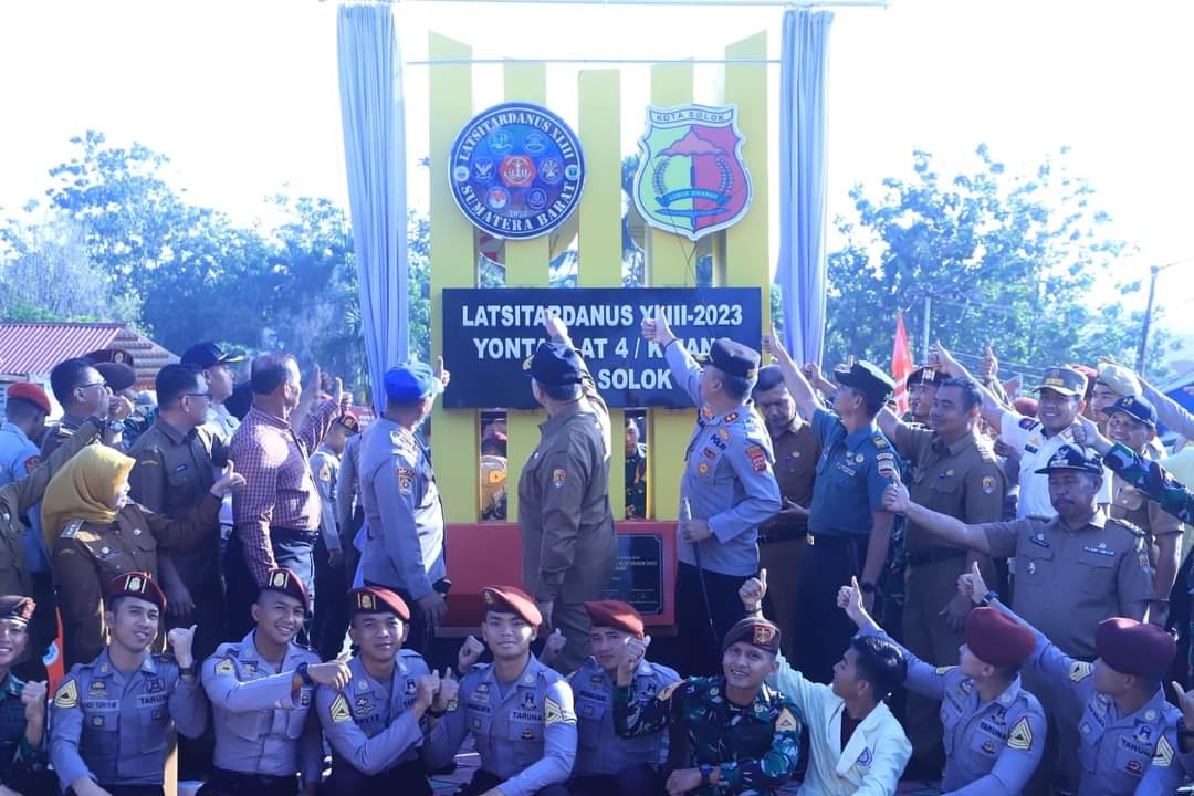 Wako bersama Komandan Yontarlat Kijang, dan Kapolres Solok Kota Meresmikan Tugu Latsitardanus.