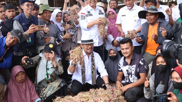 Menteri Pertanian Syahrul Yasin Limpo (SYL) meninjau kawasan sentra pengembangan bawang merah nasional di Jorong Rimbo Data, Nagari Sungai Nanam, Kecamatan Lembah Gumanti, Kabupaten Solok