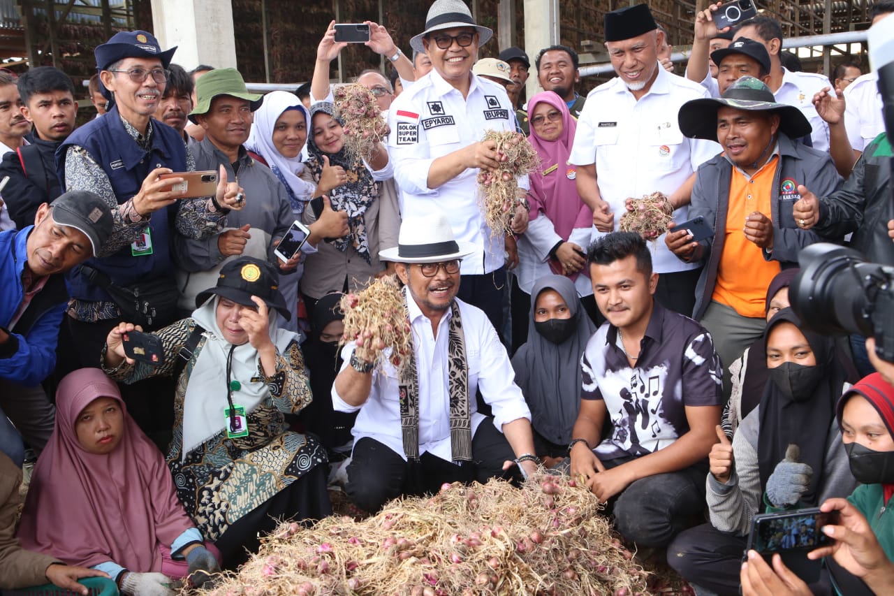 Menteri Pertanian Syahrul Yasin Limpo (SYL) meninjau kawasan sentra pengembangan bawang merah nasional di Jorong Rimbo Data, Nagari Sungai Nanam, Kecamatan Lembah Gumanti, Kabupaten Solok