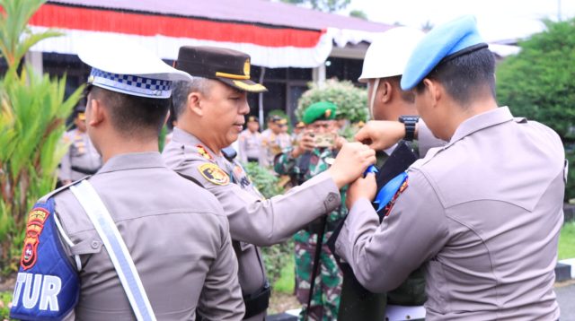 Kapolres Solok Kota AKBP Ahmad Fadilan saat mengecek persiapan Anggota Satlantas Polres Solok Kota dalam rangka operasi patung Singgalang 2023.