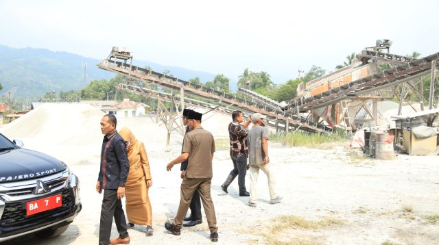 Wakil Ketua DPRD Kota Solok,Efriyon Coneng bersama Anggota DPRD Rusdi Saleh dan Taufiq Nizam menindaklanjuti adanya laporan masyarakat terkait adanya kegiatan pemecahan batu yang di duga berdampak kepada pencemaran udara akibat debu crusher atau penggilingan batu,