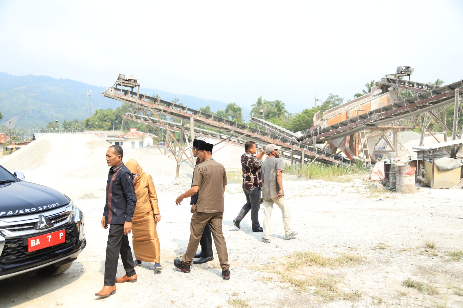 Wakil Ketua DPRD Kota Solok,Efriyon Coneng bersama Anggota DPRD Rusdi Saleh dan Taufiq Nizam menindaklanjuti adanya laporan masyarakat terkait adanya kegiatan pemecahan batu yang di duga berdampak kepada pencemaran udara akibat debu crusher atau penggilingan batu,