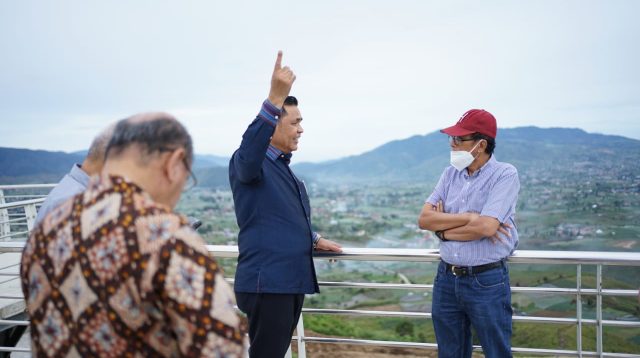 Bupati Solok Epyardi Asda di objek wisata Bukik Cambai, Alahan Panjang, Kecamatan Lembah Gumanti, Kabupaten Solok,