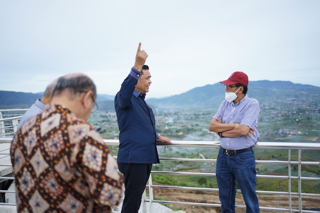 Bupati Solok Epyardi Asda di objek wisata Bukik Cambai, Alahan Panjang, Kecamatan Lembah Gumanti, Kabupaten Solok,