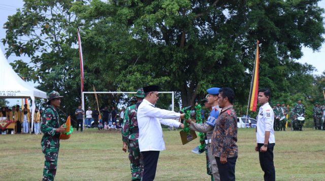 Bupati Epyardi Asda menyerahkan sekop kepada peserta TMMD secara simbolis tanda dibukanya kegiatan TMMD di Nagari Tanjung Alai.