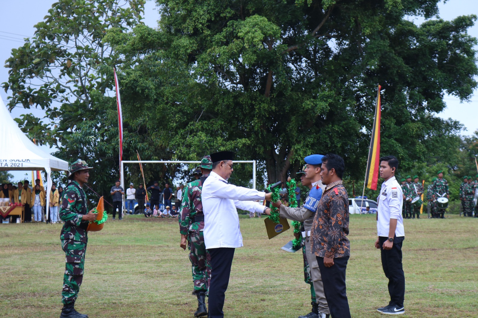 Bupati Epyardi Asda menyerahkan sekop kepada peserta TMMD secara simbolis tanda dibukanya kegiatan TMMD di Nagari Tanjung Alai.