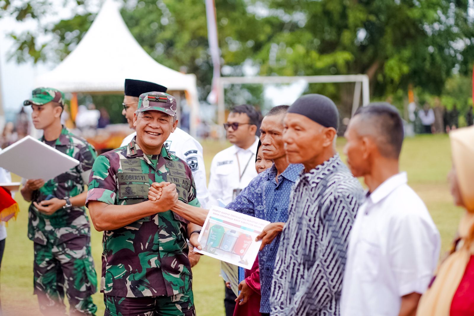 Komandan Korem (Danrem) 032 Wirabraja Brigadir Jendral TNI Rayen Obersyl, menyerahkan bantuan kepada masyarakat.