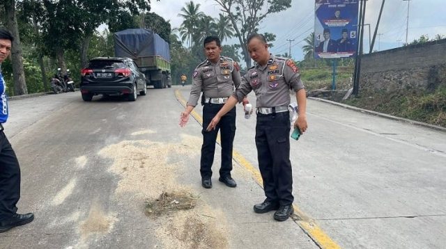 Petugas saat Satlantas Polres Solok saat mengolah TKP.