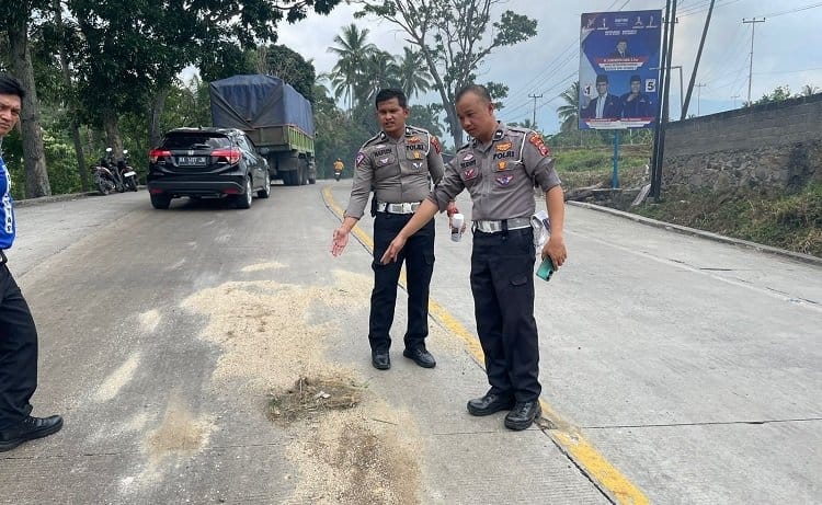 Petugas saat Satlantas Polres Solok saat mengolah TKP.