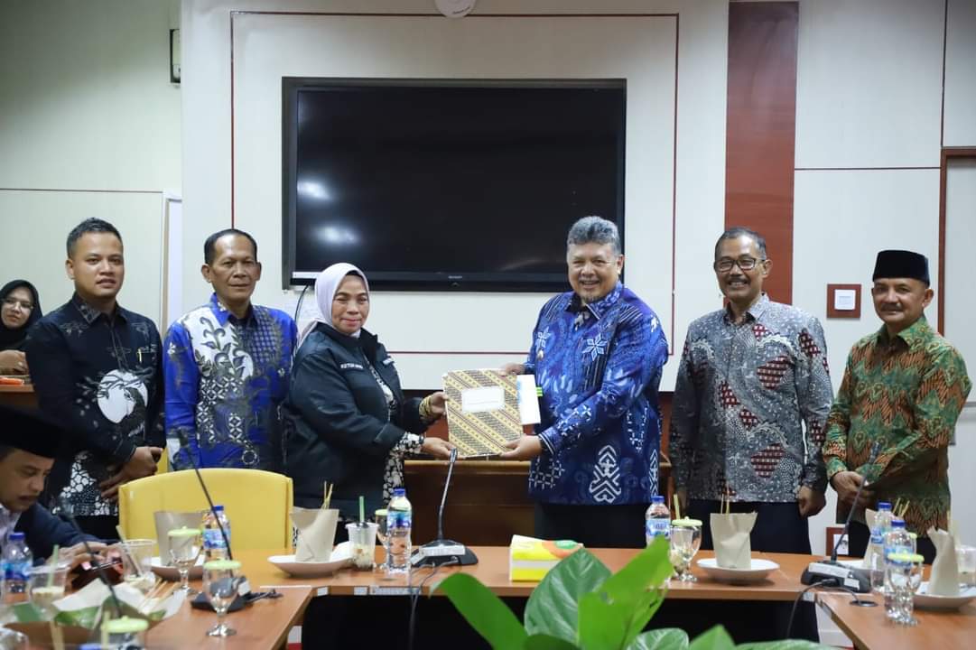 Serahterima berita acara kesepakatan bersama DPRD dengan Pemko Solok terkait penyempurnaan hasil evaluasi Perubahan APBD tahun 2023.