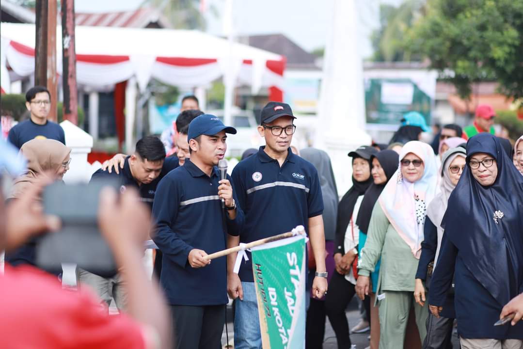 Wakil Wali Kota Solok, Dr. Ramadhani Kirana Putra melepas jalan sehat dalam rangka HUT ke-73 IDI di Kota Solok.