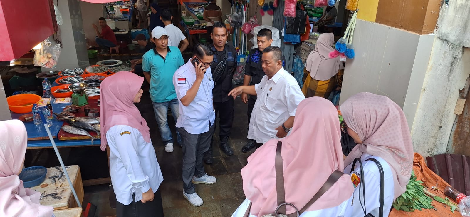 Kepala Bidang Pengelolaan Sampah dan Pengendalian Limbah Bahan Berbahaya dan Beracun (B3) Dinas Lingkungan Hidup Kota Solok, Asril mengintensifkan pemantauan kebersihan di beberapa titik di Pasar Raya Kota Solok,