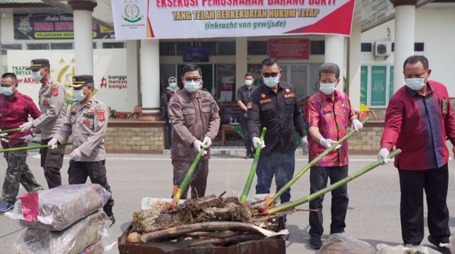 Proses pemusnahan barang bukti di kejaksaan negeri Solok.