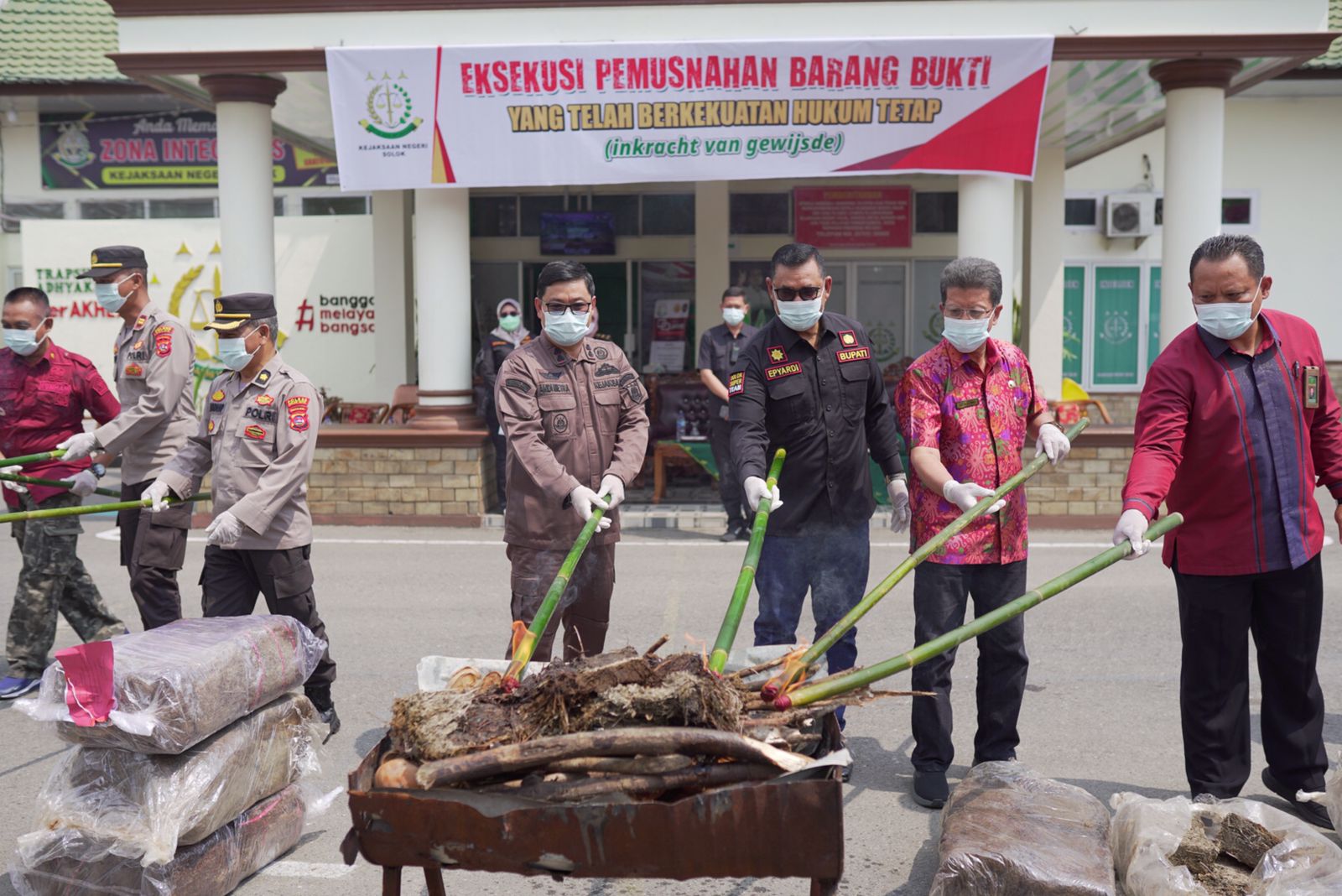 Proses pemusnahan barang bukti di kejaksaan negeri Solok.