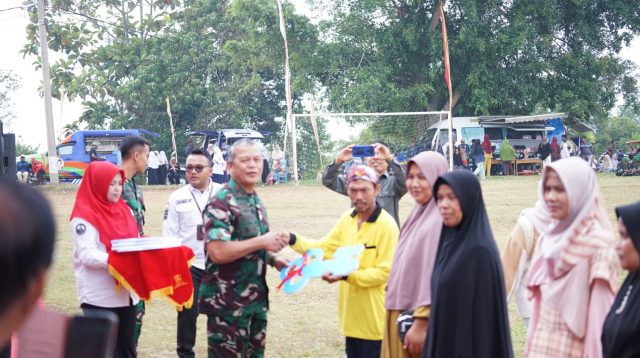 Danrem 032/Wbr menyerahkan kunci bantuan Bedah Rumah secara Simbolis kepada masyarakat Penerima Bantuan