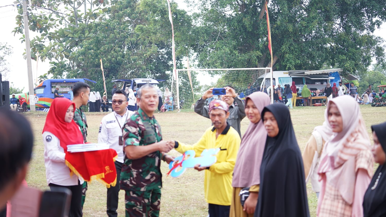 Danrem 032/Wbr menyerahkan kunci bantuan Bedah Rumah secara Simbolis kepada masyarakat Penerima Bantuan