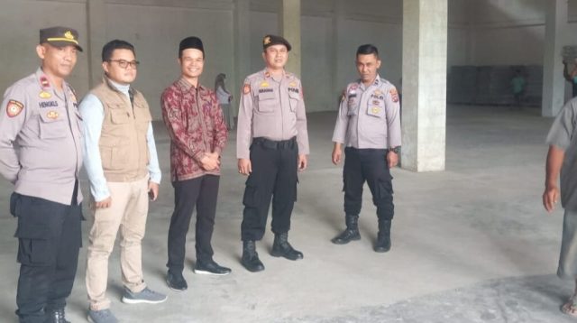 Kasat Samapta Polres Solok, Iptu Azwari Siregar bersama tim meninjau lokasi gudang penyimpanan KPU Kabupaten Solok.