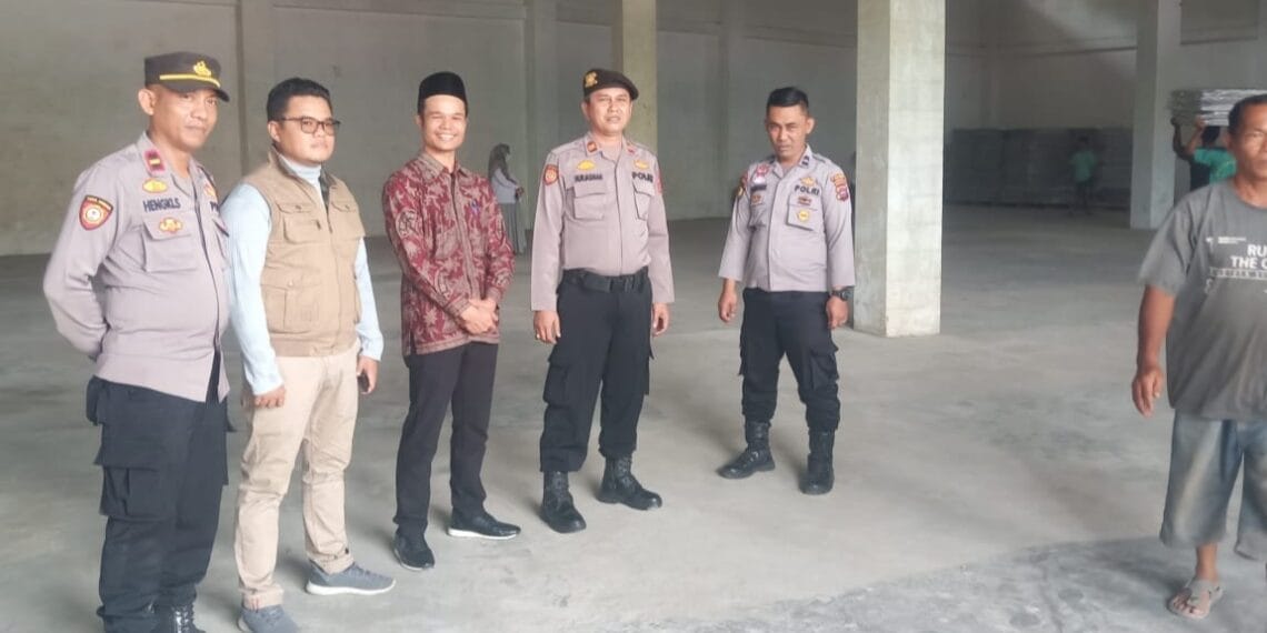 Kasat Samapta Polres Solok, Iptu Azwari Siregar bersama tim meninjau lokasi gudang penyimpanan KPU Kabupaten Solok.