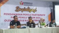 Plh. Ketua Bawaslu Kabupaten Solok, Haferizon memaparkan peran pentingnya masyarakat dalam mengawasi pemilu 2024.