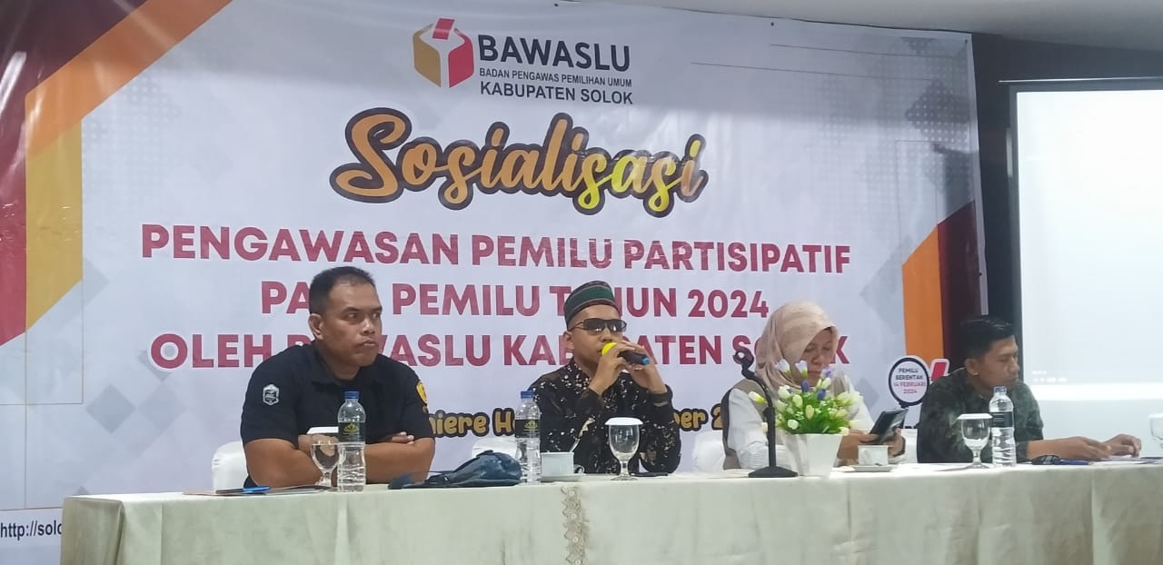 Plh. Ketua Bawaslu Kabupaten Solok, Haferizon memaparkan peran pentingnya masyarakat dalam mengawasi pemilu 2024.