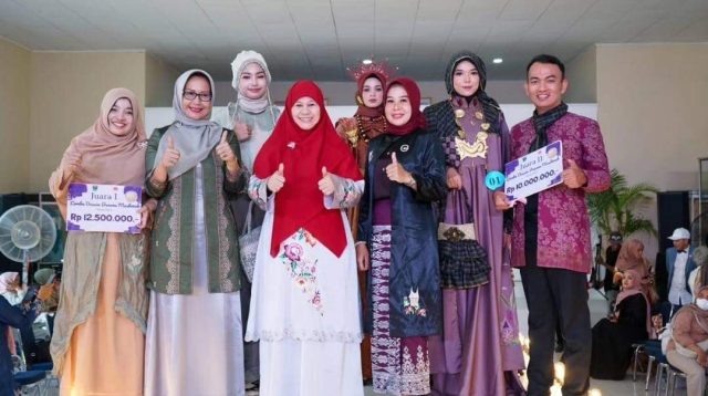 Ny. Erniati Khairunas, Ketua Dekranasda Solok Selatan bersama Ketua Dekranasda Provinsi Sumatera Barat Harneli Mahyeldi.