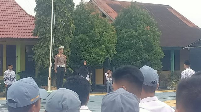 Kanit Regident Satlantas Polres Solok, Ipda Roy Capri pimpin upacara di SMKN1 Gunung Talang.