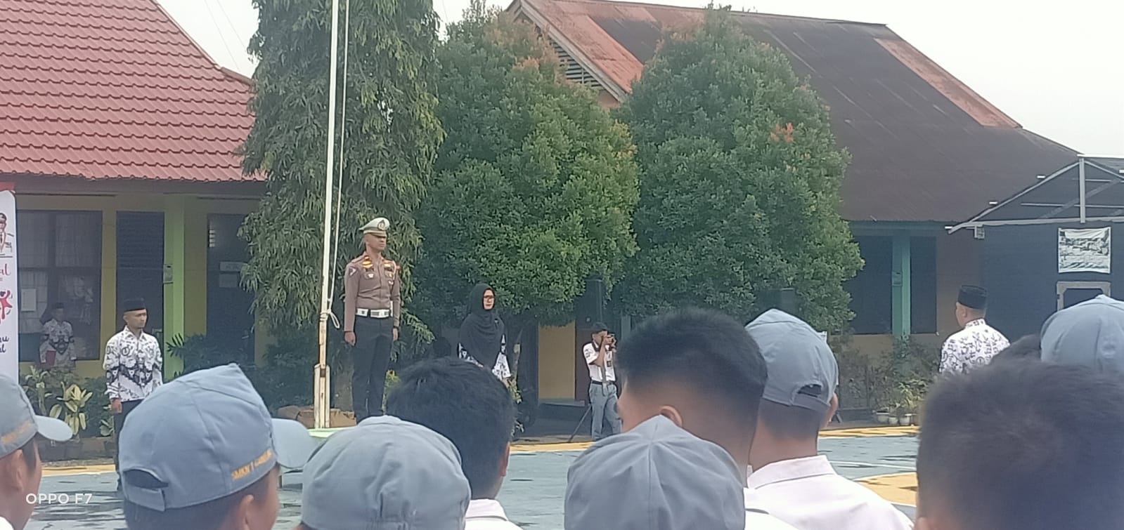 Kanit Regident Satlantas Polres Solok, Ipda Roy Capri pimpin upacara di SMKN1 Gunung Talang.