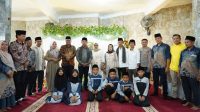 Bupati Solok Selatan berfoto bersama dengan Tahfiz Alquran.