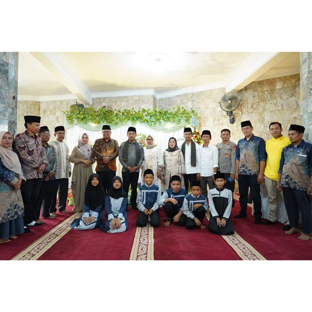 Bupati Solok Selatan berfoto bersama dengan Tahfiz Alquran.