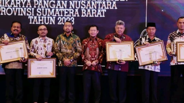 Walikota Solok Zul Elfian Umar menerima penghargaan Adhikarya Pangan Nusantara (APN) Tahun 2023 kategori Pembina Ketahanan Pangan terbaik daerah kriteria ketahanan pangan tingkat Sumbar.