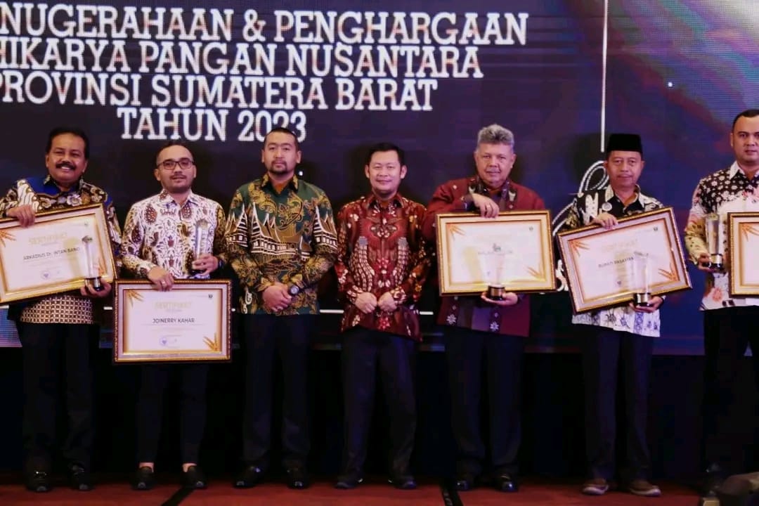 Walikota Solok Zul Elfian Umar menerima penghargaan Adhikarya Pangan Nusantara (APN) Tahun 2023 kategori Pembina Ketahanan Pangan terbaik daerah kriteria ketahanan pangan tingkat Sumbar.