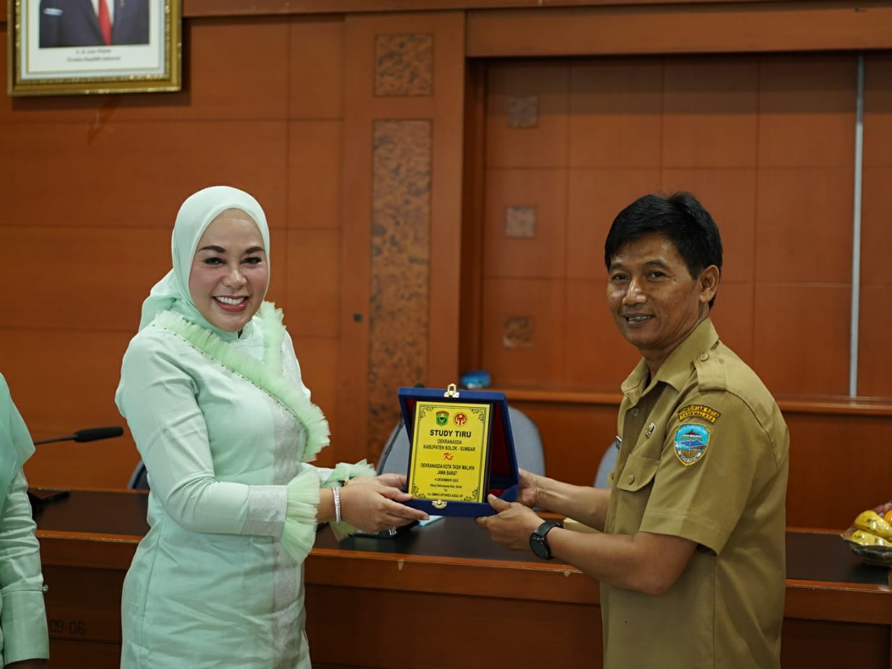 Ketua dekranasda kabupaten Solok Emiko Epyardi Asda menyerahkan cinderamata.