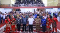 Walikota Solok Zul Elfian Umar berfoto bersama dengan Wakil Menteri Ketenagakerjaan dan peserta Job Fair Kota Solok 2023.