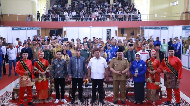 Walikota Solok Zul Elfian Umar berfoto bersama dengan Wakil Menteri Ketenagakerjaan dan peserta Job Fair Kota Solok 2023.