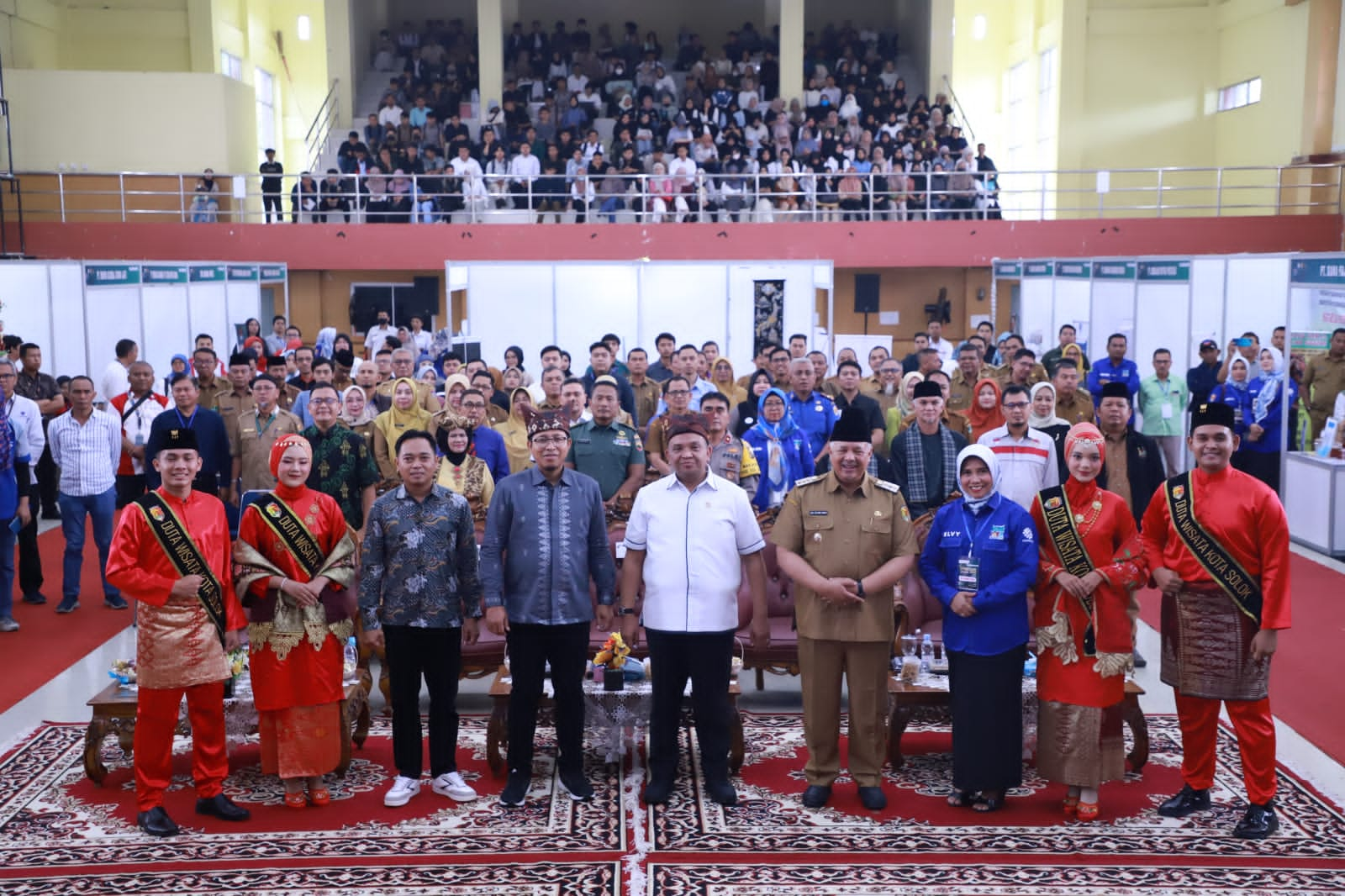 Walikota Solok Zul Elfian Umar berfoto bersama dengan Wakil Menteri Ketenagakerjaan dan peserta Job Fair Kota Solok 2023.