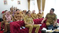 Bupati Solok Epyardi Asda memberikan instruksi kepada Sekda Medison saat Rakor bersama Mendagri.