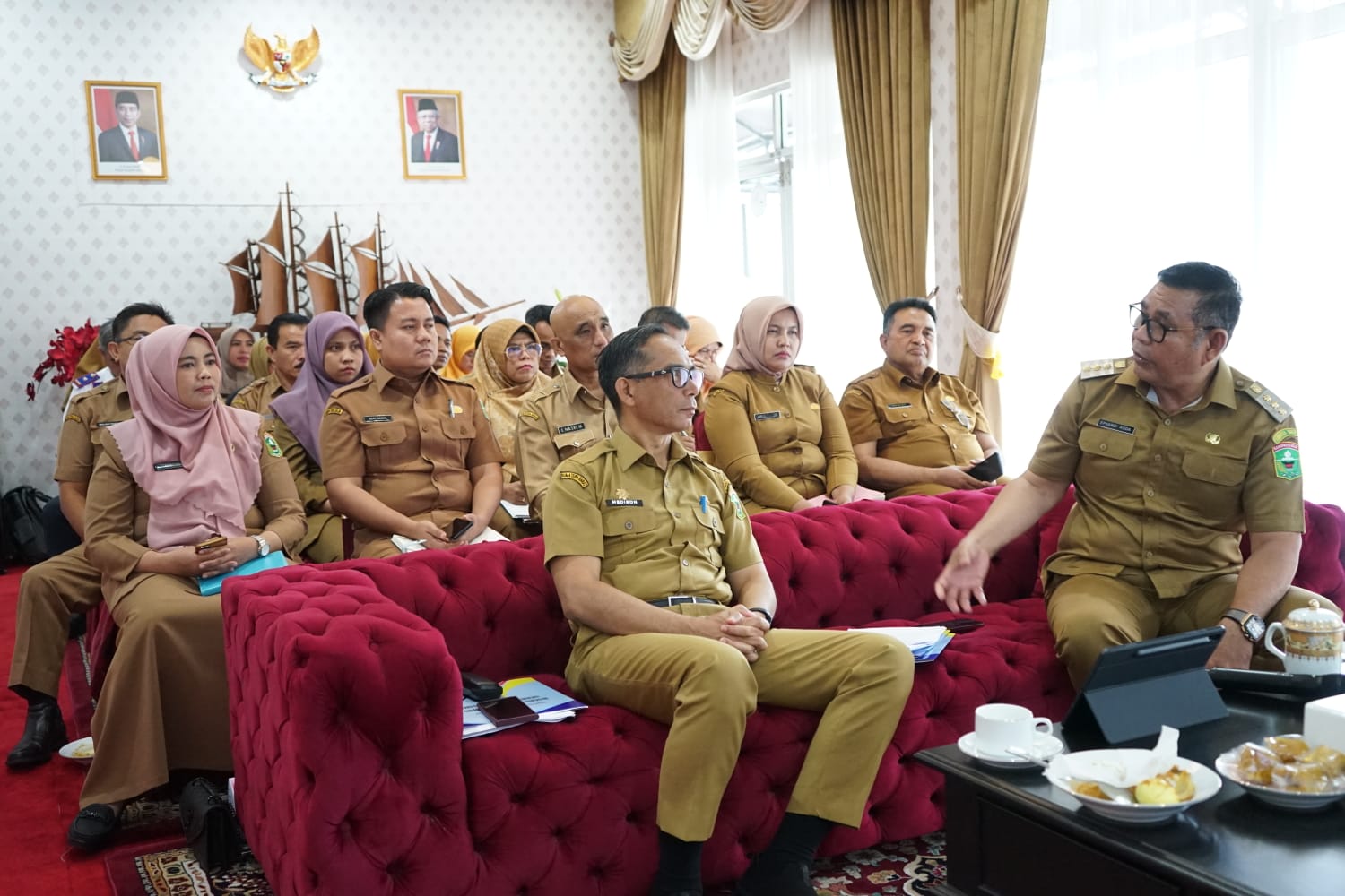 Bupati Solok Epyardi Asda memberikan instruksi kepada Sekda Medison saat Rakor bersama Mendagri.