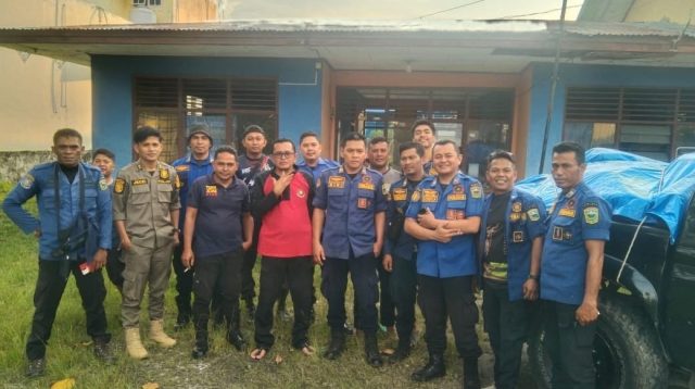 Tim BPBD-DAMKAR Kabupaten Solok bantu evakuasi korban Irupsi Gunung Marapi.