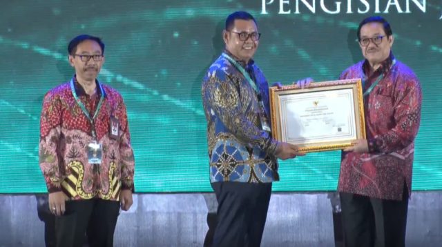 Penghargaan ini diterima langsung oleh Bupati Solok Epyardi Asda dari Ketua KASN, Agus Pramusinto di Kraton Grand Ballroom Marriott Hote.