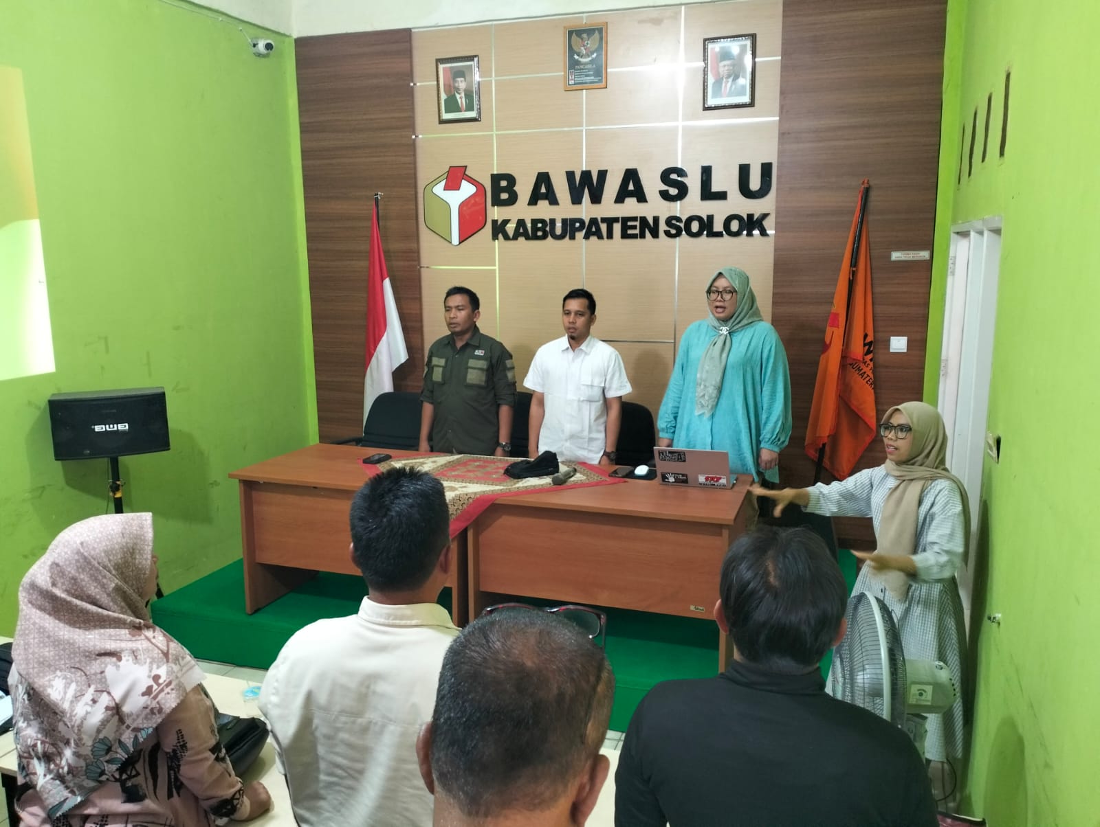 rapat persiapan pelaksanaan rekrutmen pengawas TPS untuk Pemilihan Umum (Pemilu) 2024 di Kantor Bawaslu.