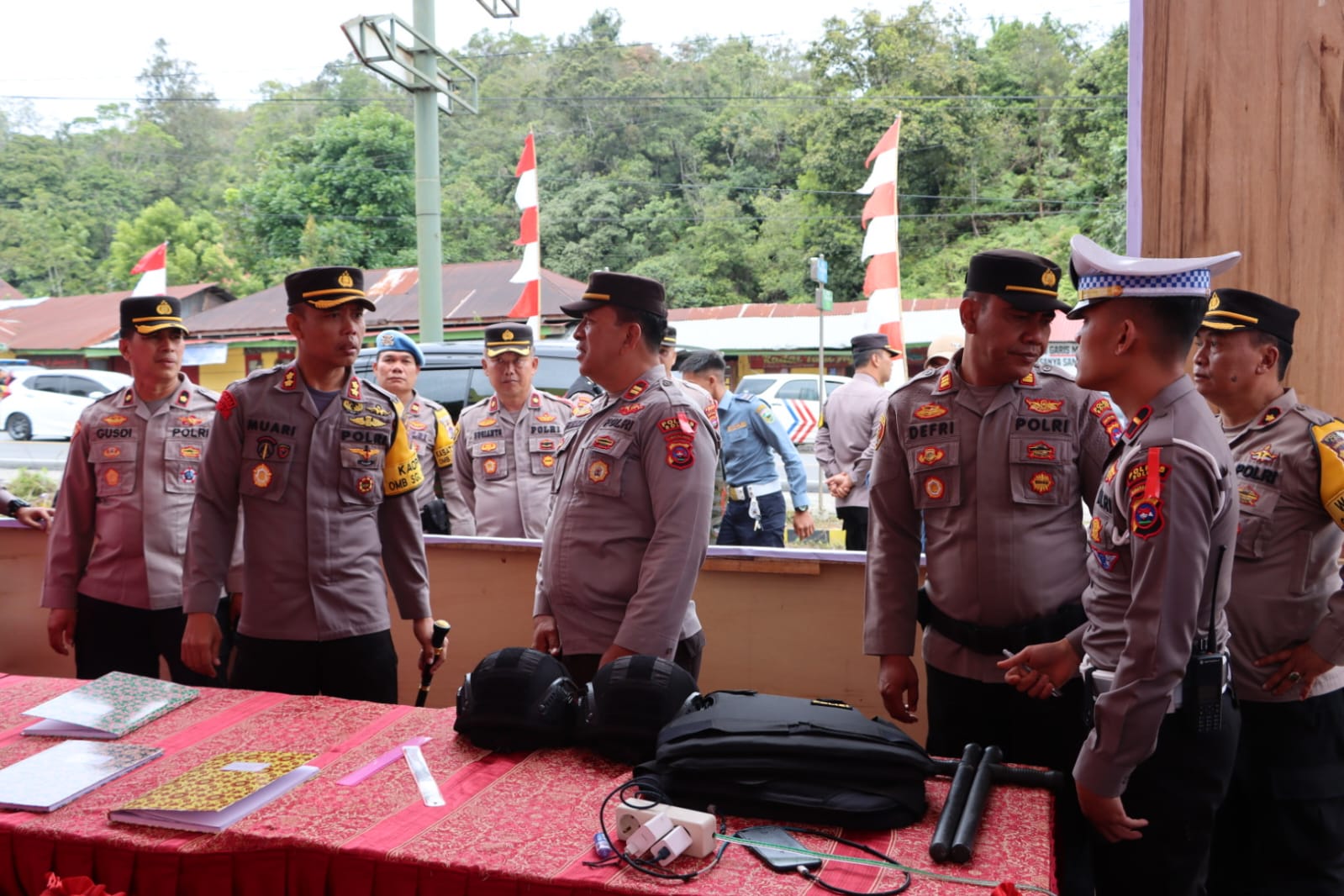 Kapolres Solok AKBP Muari bersama Ketua Bhayangkara Cabang Solok Rinie Muari saat mengunjungi pos Yan Nataru.